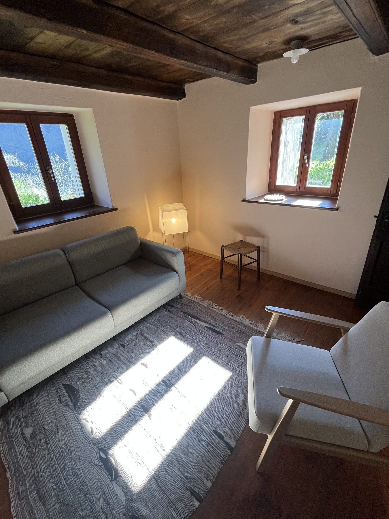 Wohnzimmer mit Esstisch, Kamin und Tulpen